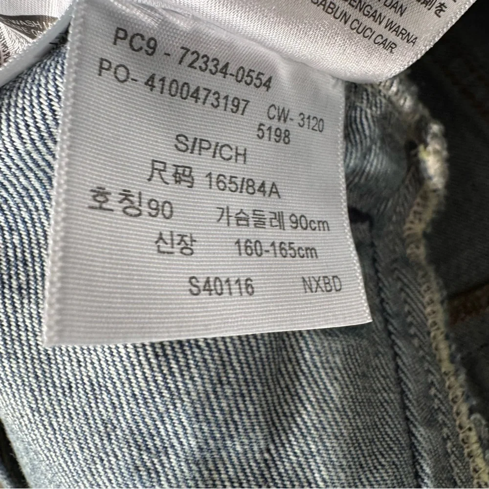 Levi’s‎ Distressed Peace Sign Embroidered Oversized Denim Jean Trucker Jacket